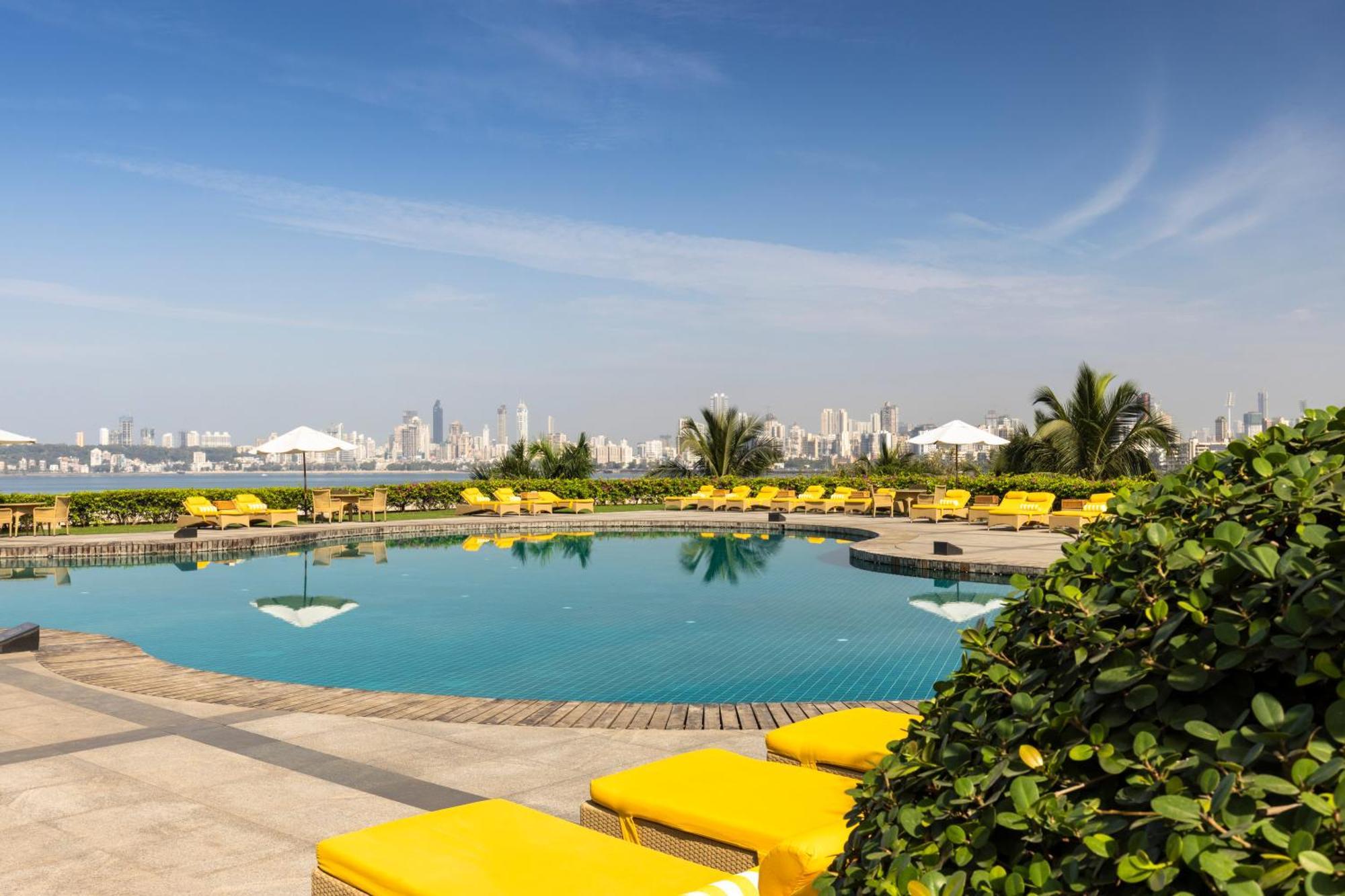 Trident Nariman Point Hotel Bombay Eksteriør billede The pool at the Taj Mahal Palace