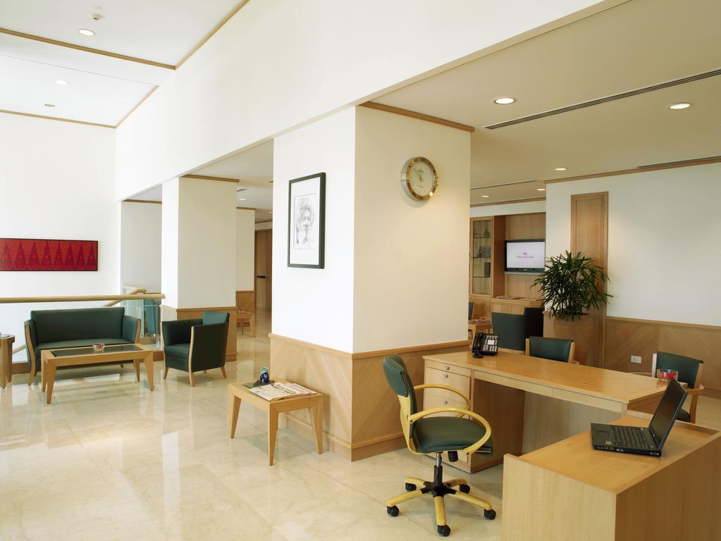 Trident Nariman Point Hotel Bombay Eksteriør billede The reception area of a private hospital in India