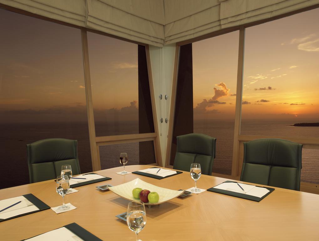 Trident Nariman Point Hotel Bombay Eksteriør billede Boardroom at the 101 Tower